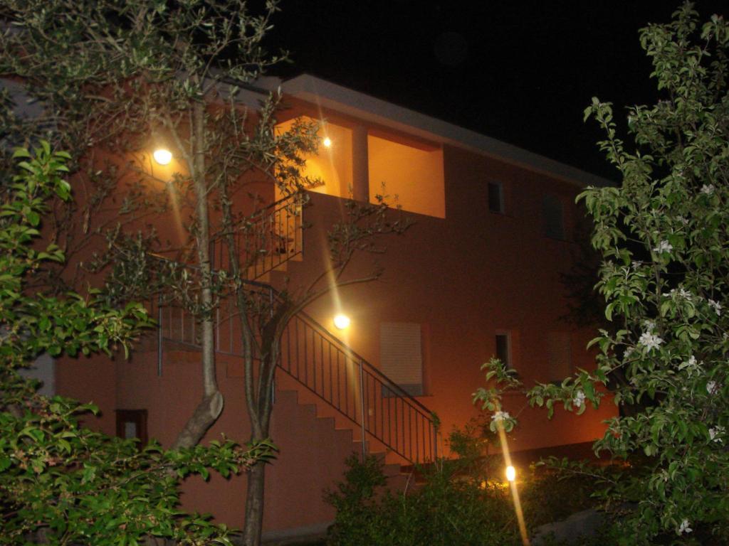 Apartments Luna ซูโกชัน ภายนอก รูปภาพ